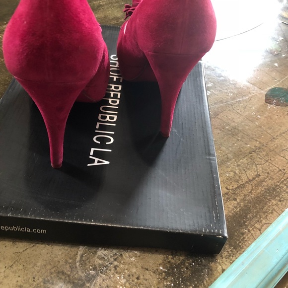 Fuchsia (non-vegan) suede, platform heel!!💗💗💗 - Picture 6 of 8